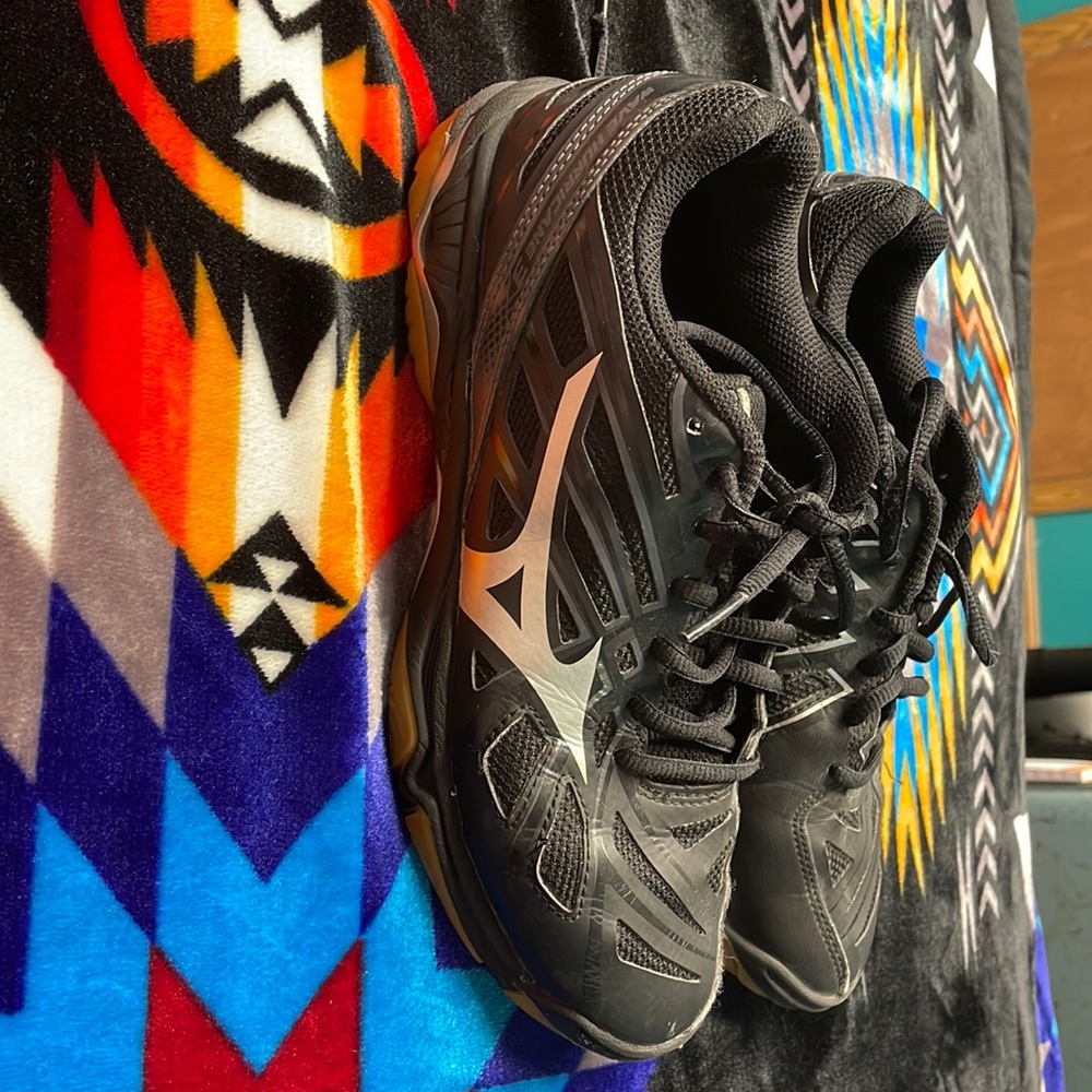 Mizuno volleyball shoes size 7